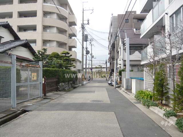 敷地南側の前面道路。周辺は区画の整った住宅地です。