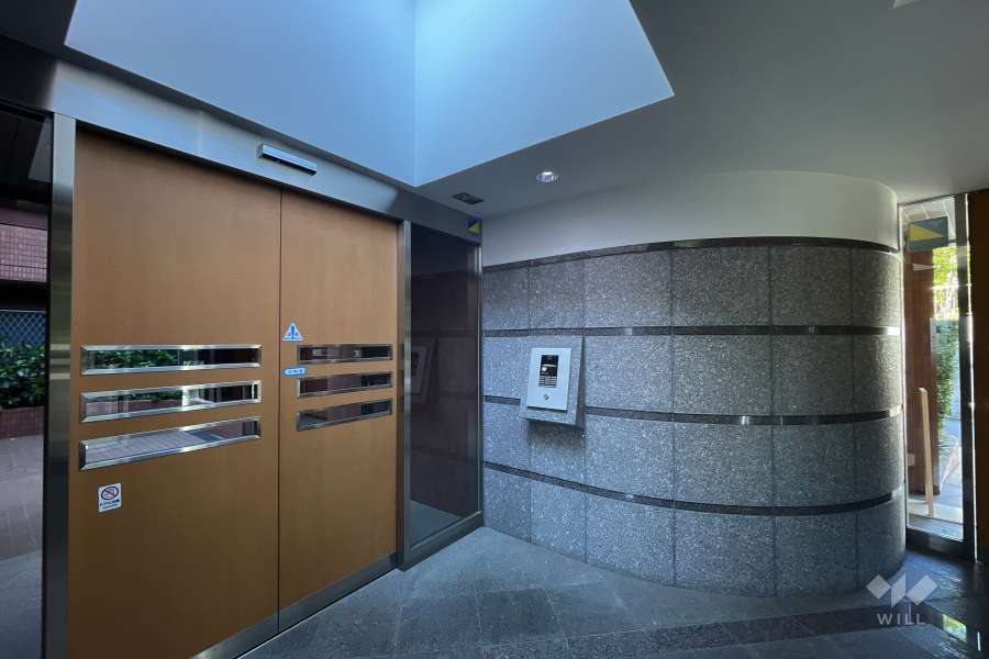 エントランスはオートロック付きです。