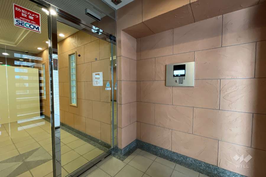 エントランスはオートロック付きです。