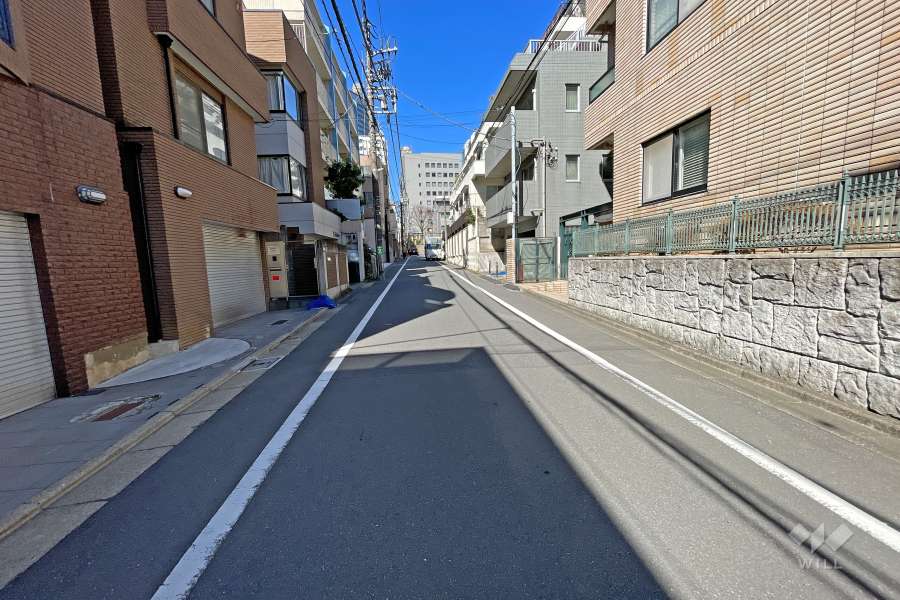 敷地西側の前面道路