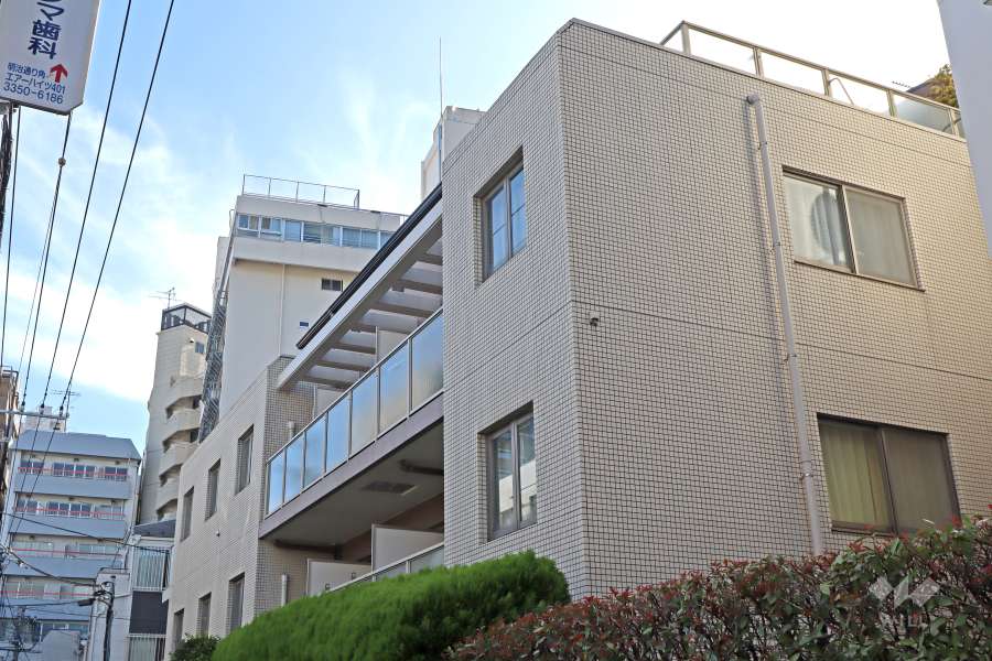 コムロンド千駄ヶ谷フラットの外観（東側から）