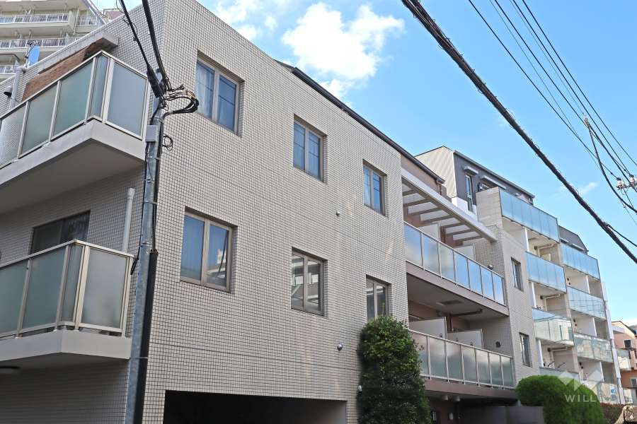 コムロンド千駄ヶ谷フラットの外観（南側から）