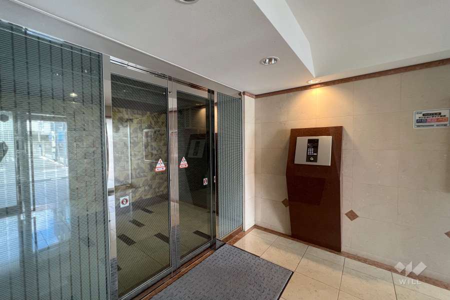 エントランスはオートロック付きです。