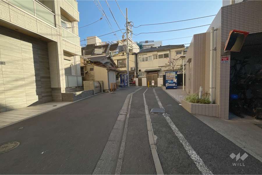 敷地東側の前面道路（北側から）