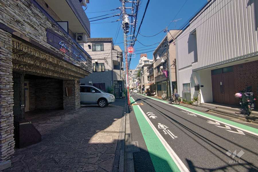敷地北東側の前面道路（南東側から）