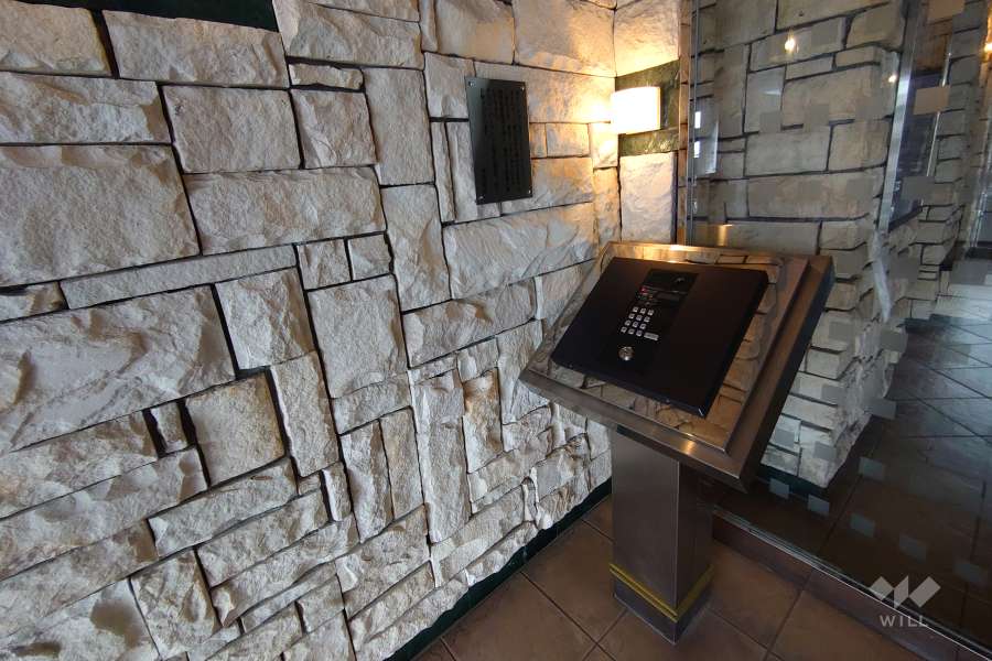 エントランスはオートロック付きです。