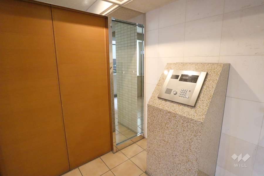 エントランスはオートロック付きです。