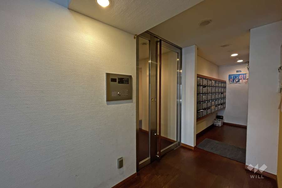 エントランスはオートロック付きです。