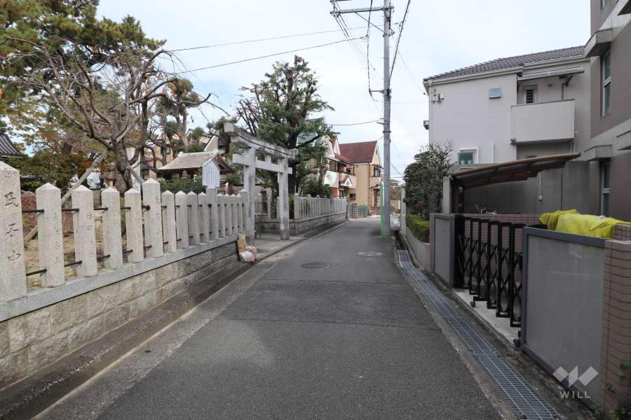 敷地北側の前面道路。道を挟んで『武庫須佐男神社』があります。