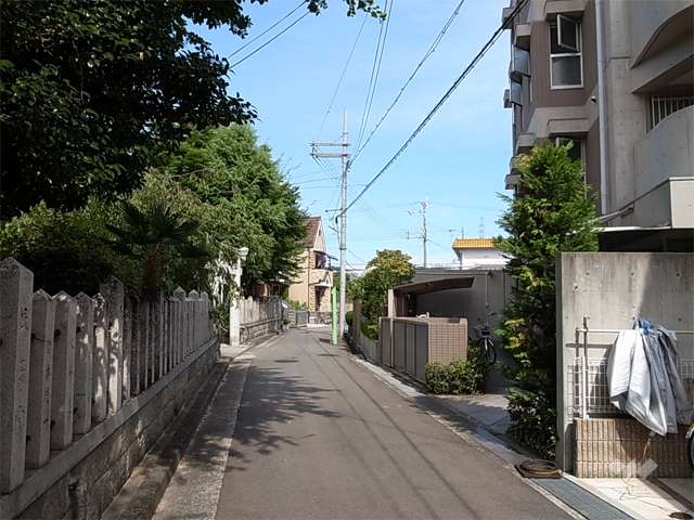 敷地北側の前面道路。道を挟んで北側には東武庫須佐男神社があります。
