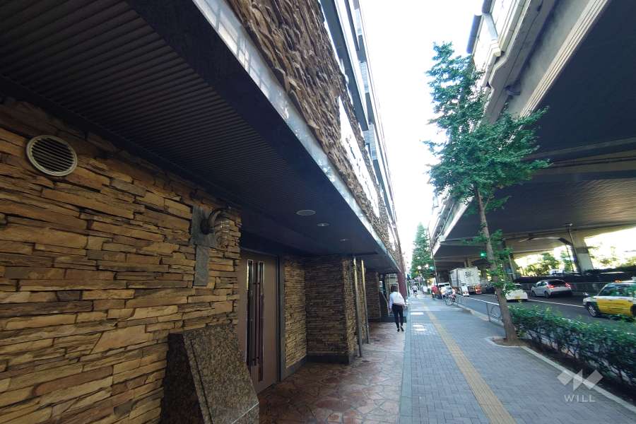 敷地南東側の前面道路（南西側から）