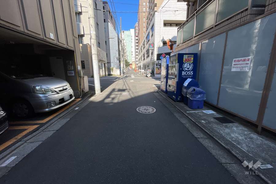 敷地西側の前面道路