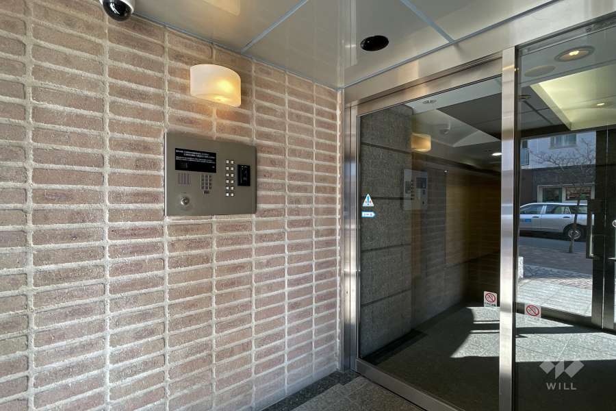 エントランスはオートロック付きです。