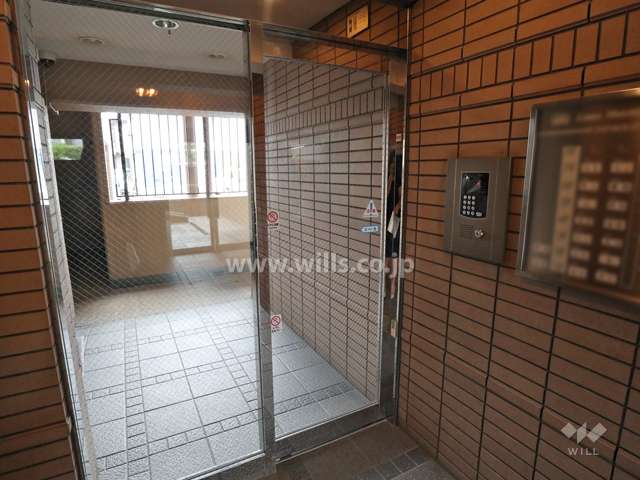 エントランスはオートロック付きです。