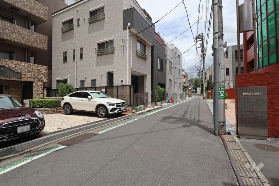 敷地南東側の前面道路（南側から）