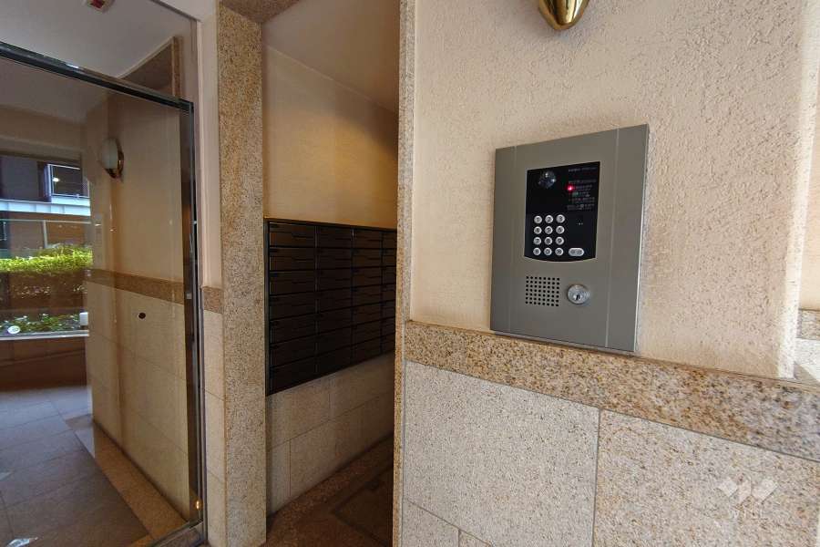 エントランスはオートロック付きです。