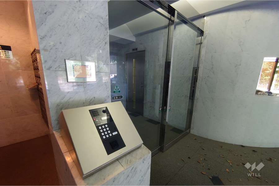 エントランスはオートロック付きです。