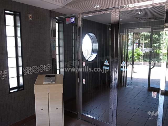 エントランスはオートロック付きです。