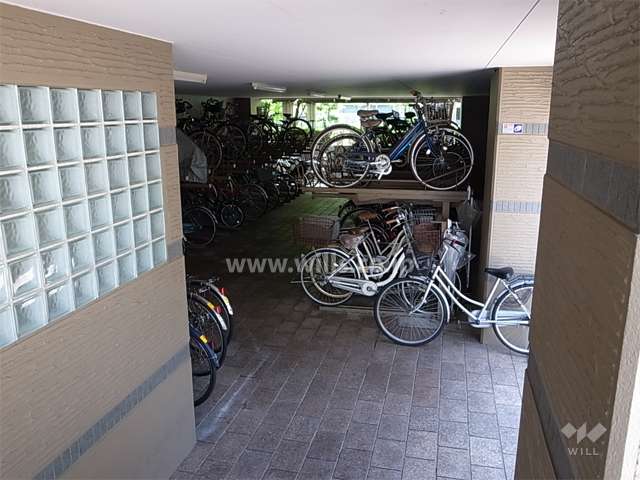 エントランス横、建物1階部分にある駐輪場