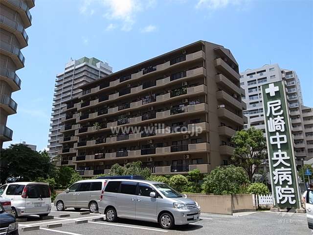 周辺にはマンションが多く立ち並び、南側には尼崎中央病院があります。