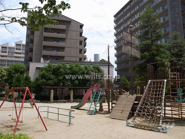 敷地の西側に隣接して公園があります。