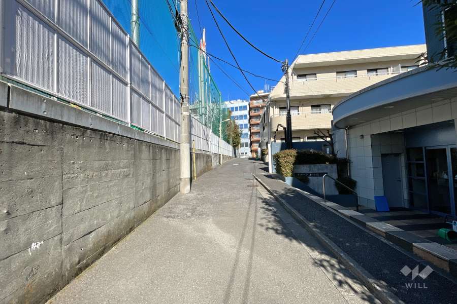 敷地西側の前面道路