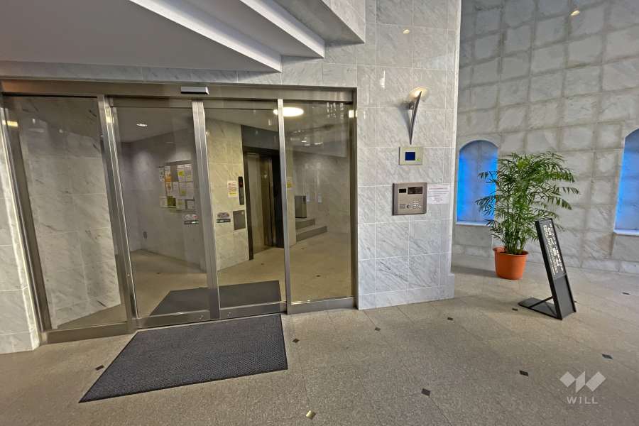 エントランスはオートロック付きです。