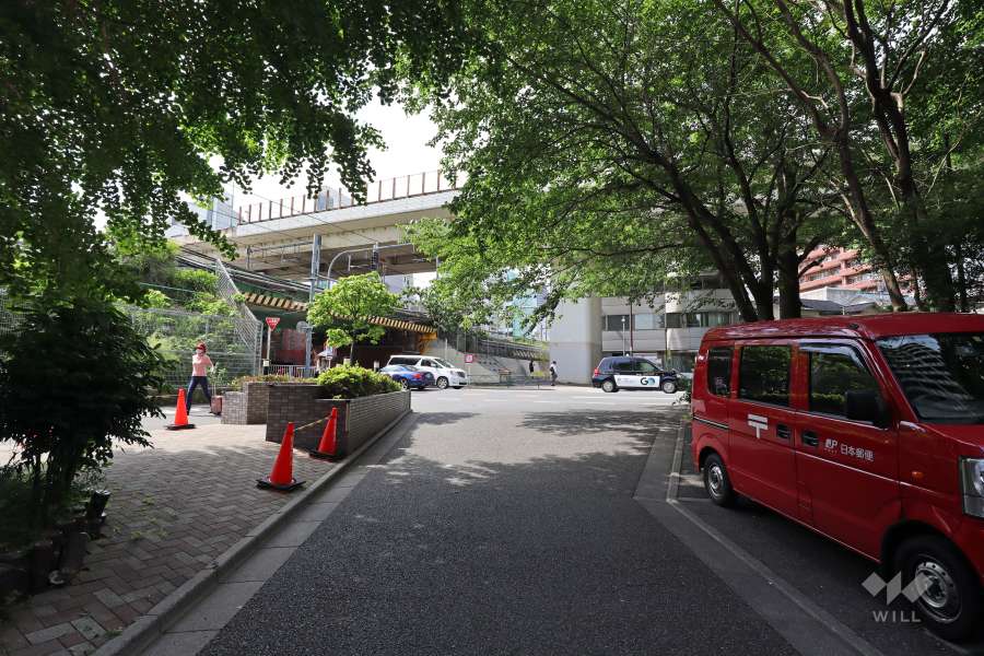 敷地北東側の前面道路(南東側から)