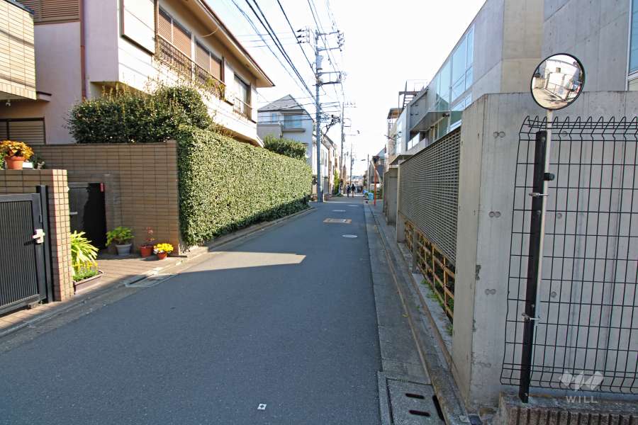 敷地北側の前面道路（西側から）