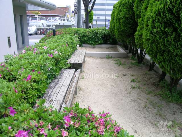 エントランス横にある小さな公園