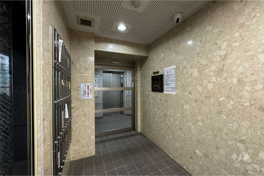 エントランスはオートロック付きです。