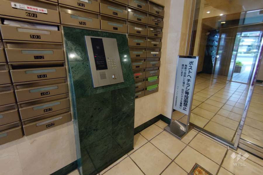 エントランスはオートロック付きです。