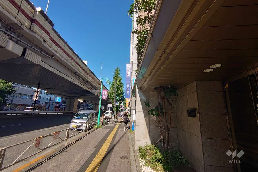 敷地北西側の前面道路（南西側から）