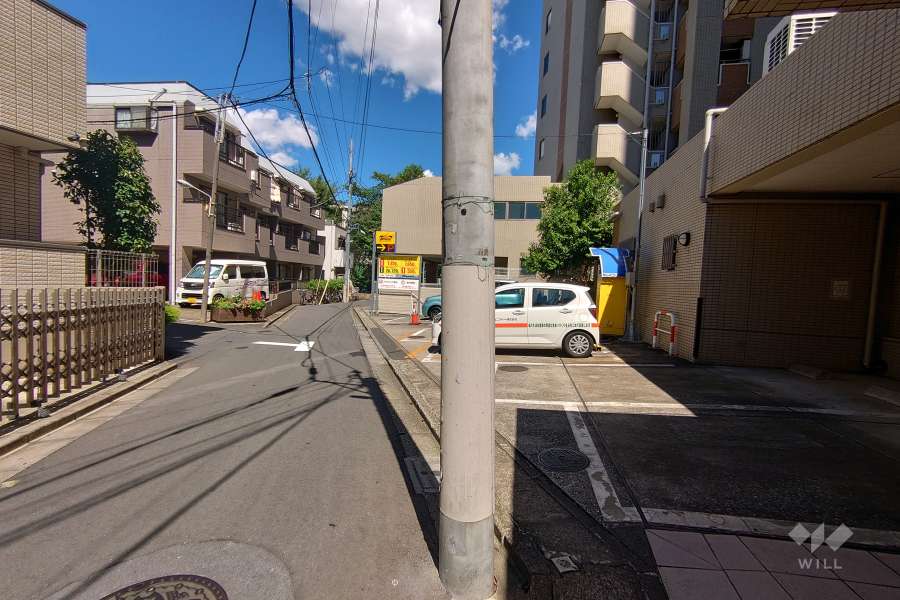 敷地北西側の前面道路（南西側から）