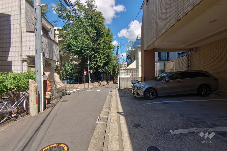 敷地北西側の前面道路（南西側から）