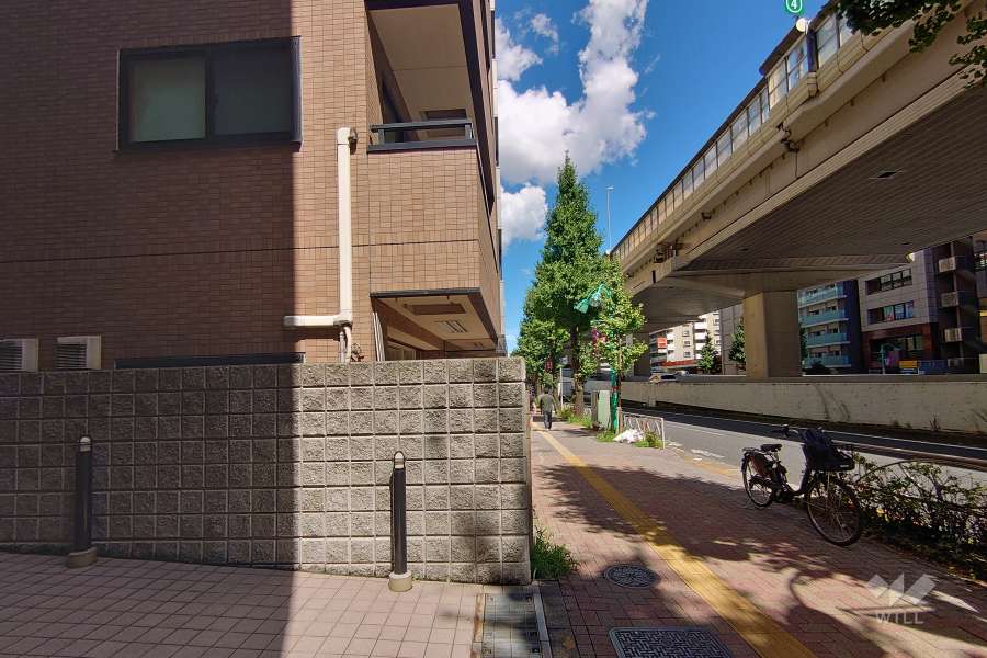 敷地南東側の前面道路（南西側から）