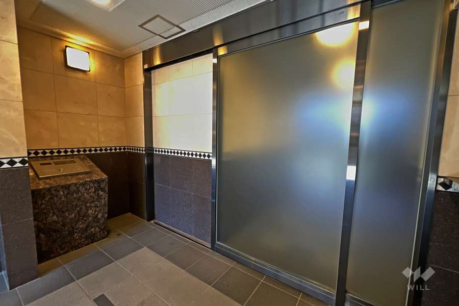 エントランスはオートロック付きです。