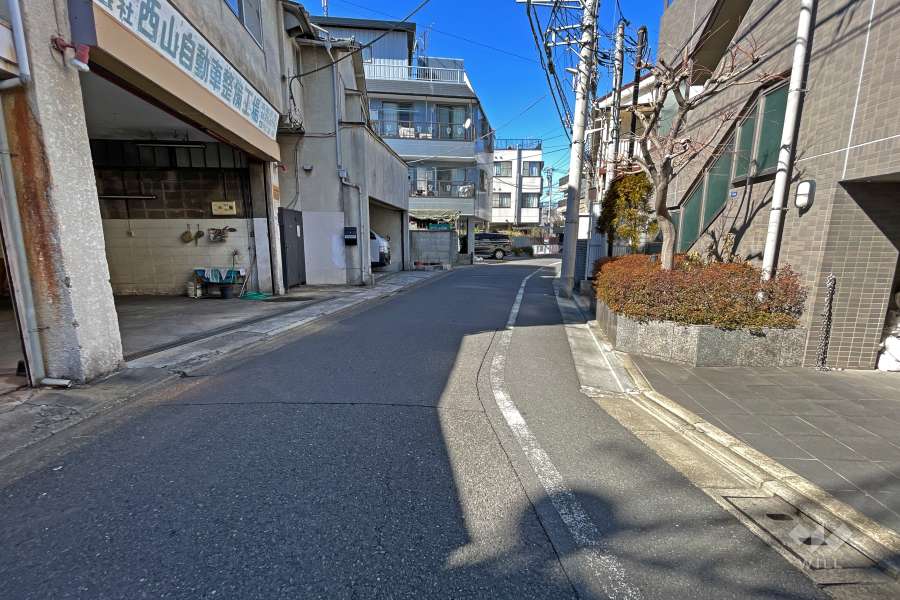 敷地西側の前面道路（南側から）