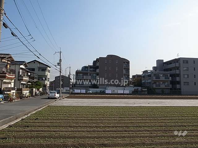 周辺は田畑が点在する長閑な雰囲気の住宅地です。