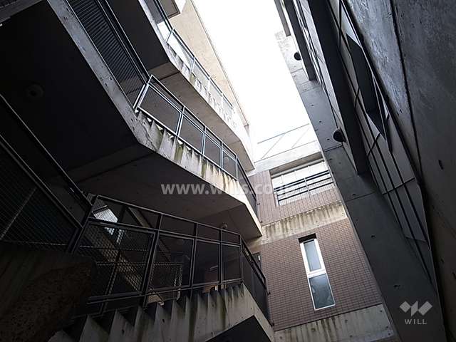 建物中央にある階段