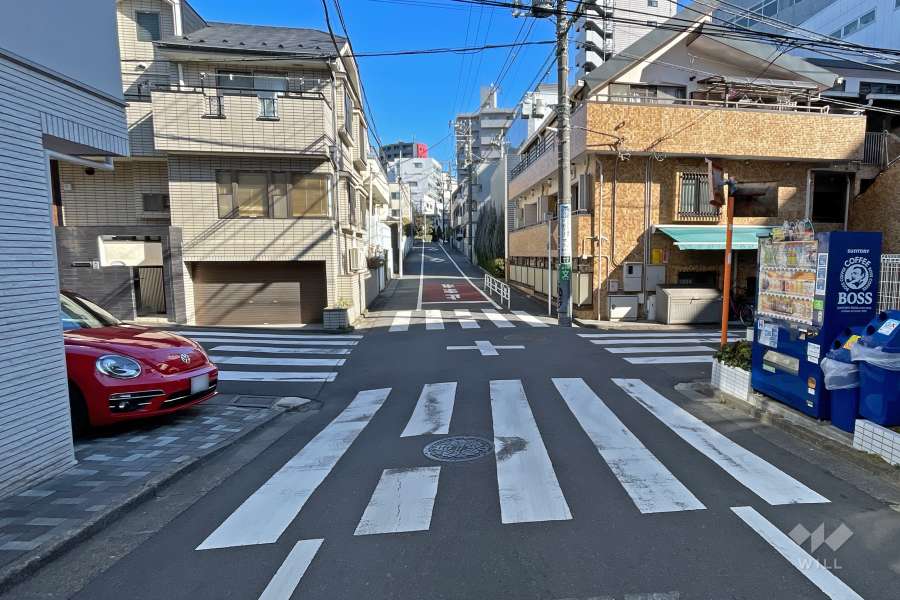敷地の西側の前面道路