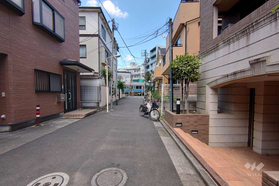 敷地南西側の前面道路（南東側から）