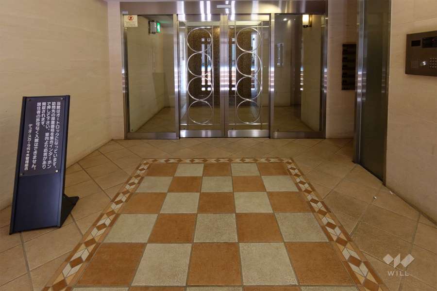 エントランスはオートロック付きです。