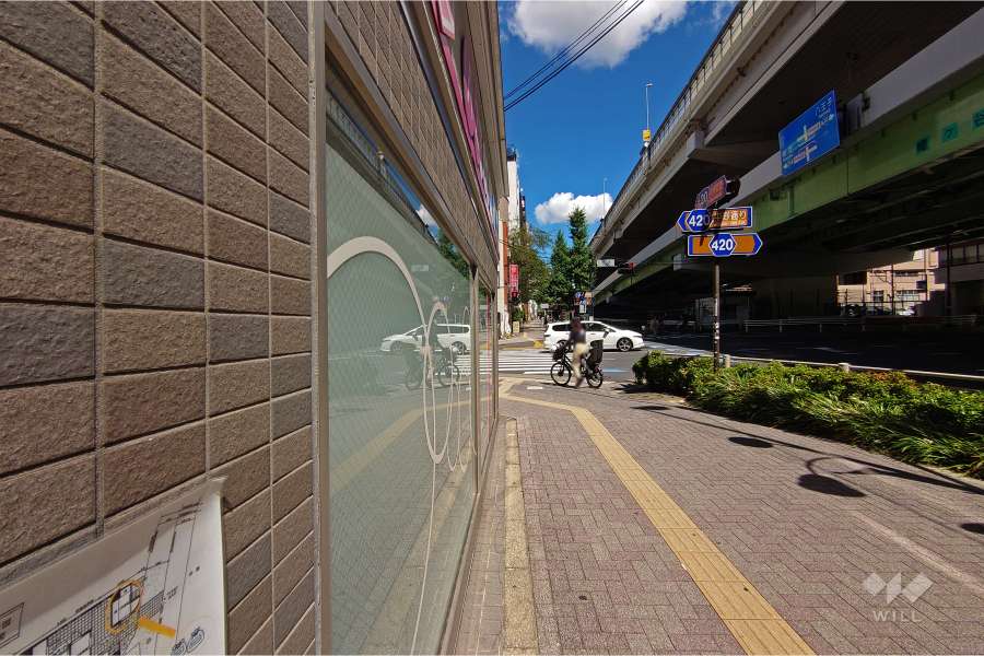 敷地南東側の前面道路（南西側から）