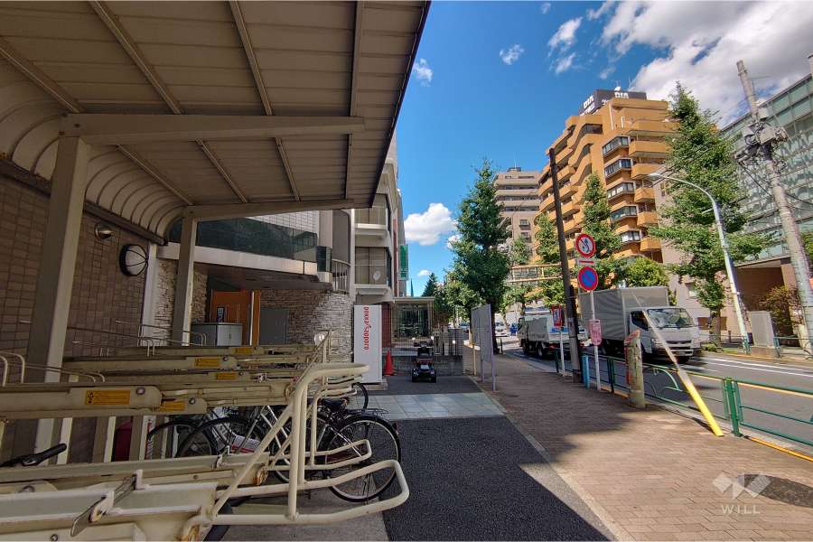 敷地北東側の前面道路（南東側から）