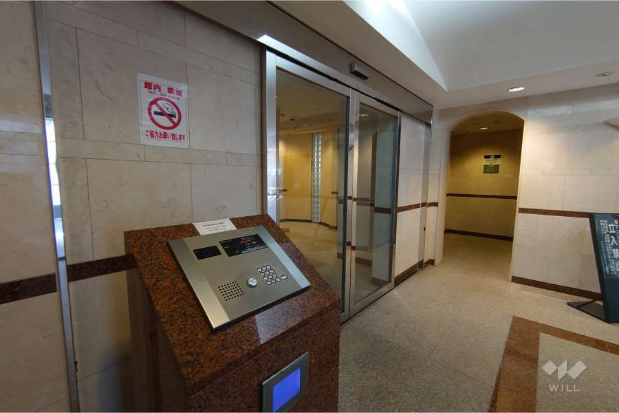 エントランスはオートロック付きです。