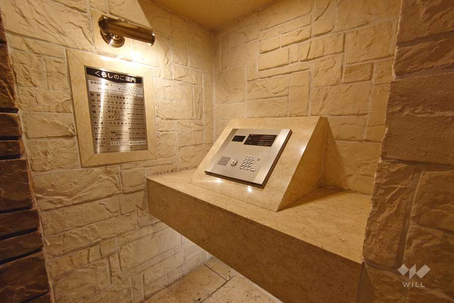 エントランスはオートロック付きです。