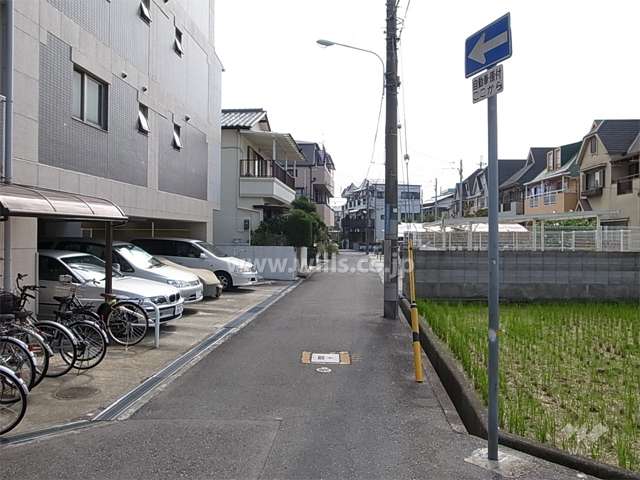 周辺は区画の整った静かな住宅地です。