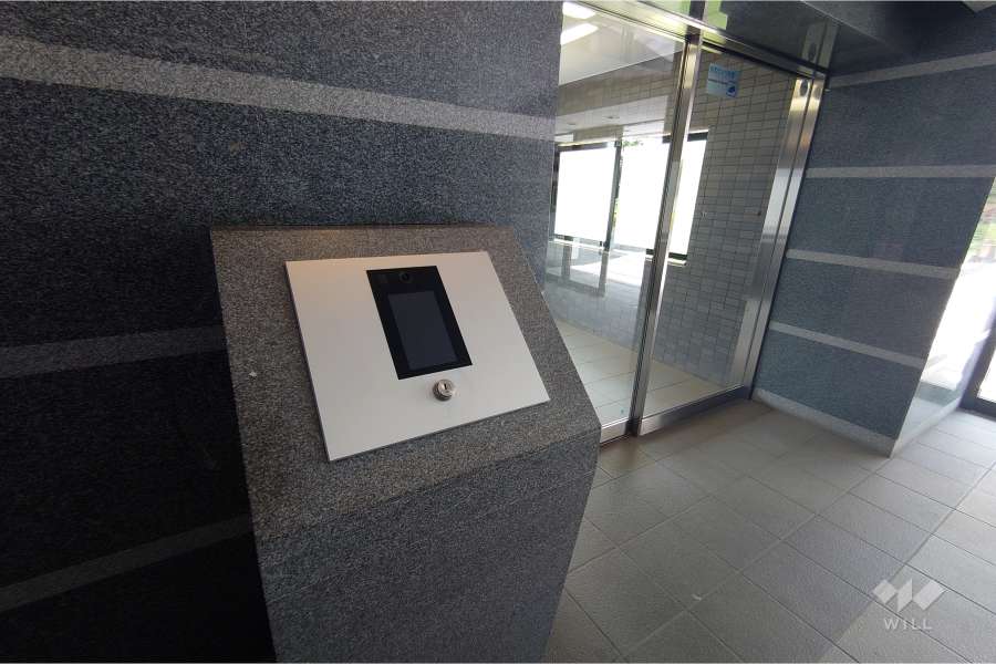 エントランスはオートロック付きです。