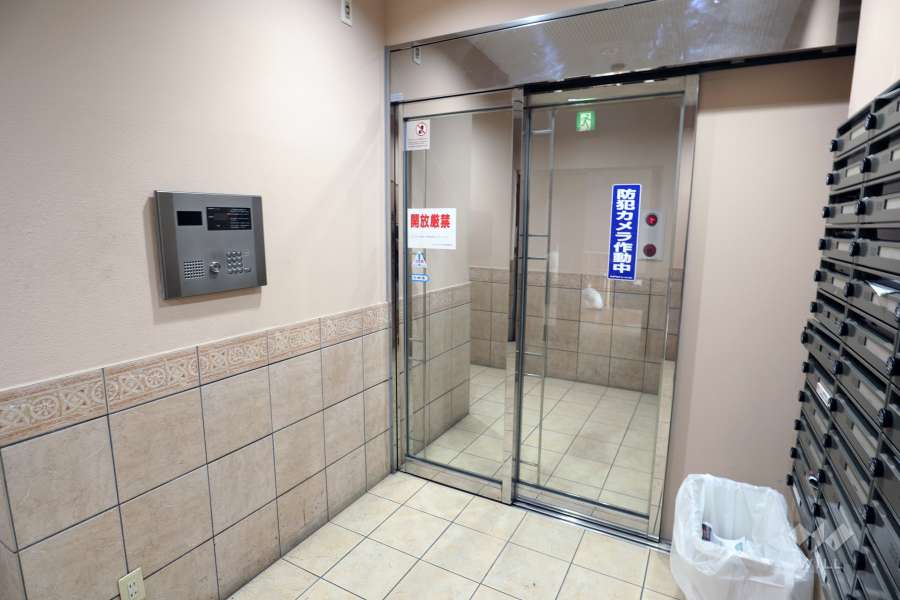 エントランスはオートロック付きです。